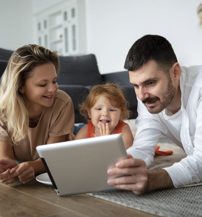 full-shot-smiley-family-with-tablet